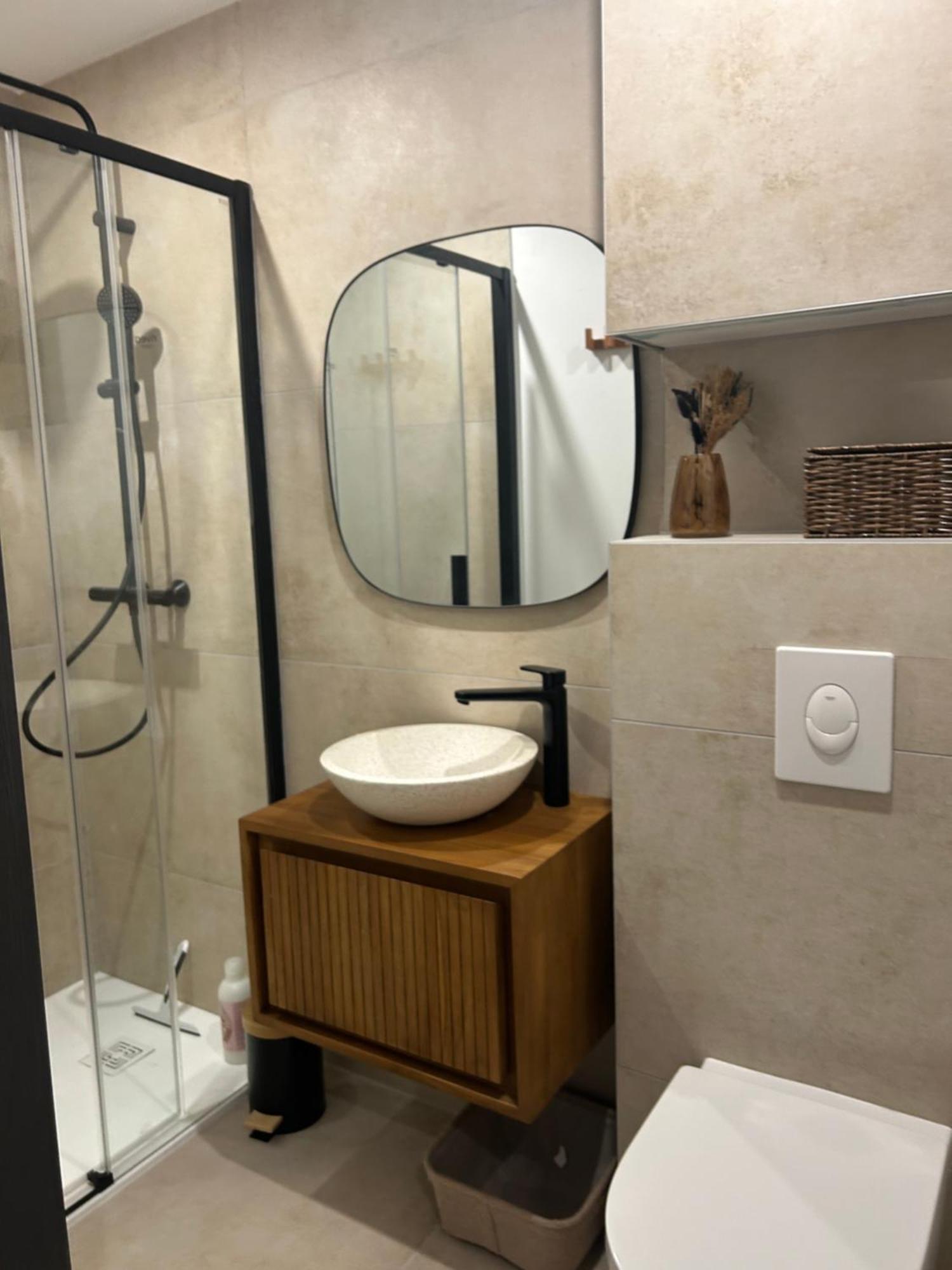 Studio Prestige Avec Terrasse Le Chene Dore Au Coeur Du Centre Touristique Cite Des Loisirs 200 M Du Galaxie,Face Au Snowworld Parking Gratuit Privatif Amneville Exterior photo