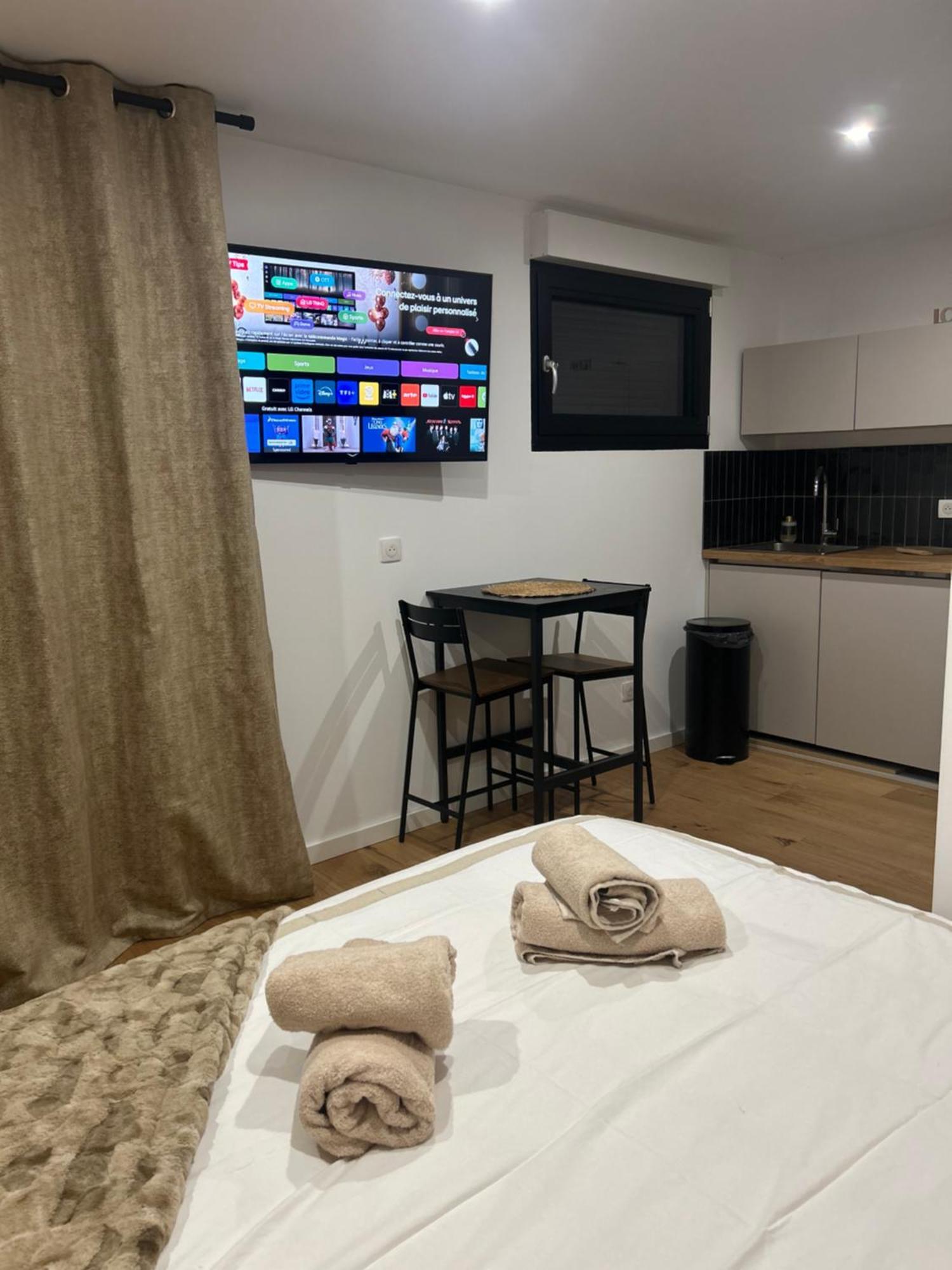 Studio Prestige Avec Terrasse Le Chene Dore Au Coeur Du Centre Touristique Cite Des Loisirs 200 M Du Galaxie,Face Au Snowworld Parking Gratuit Privatif Amneville Exterior photo