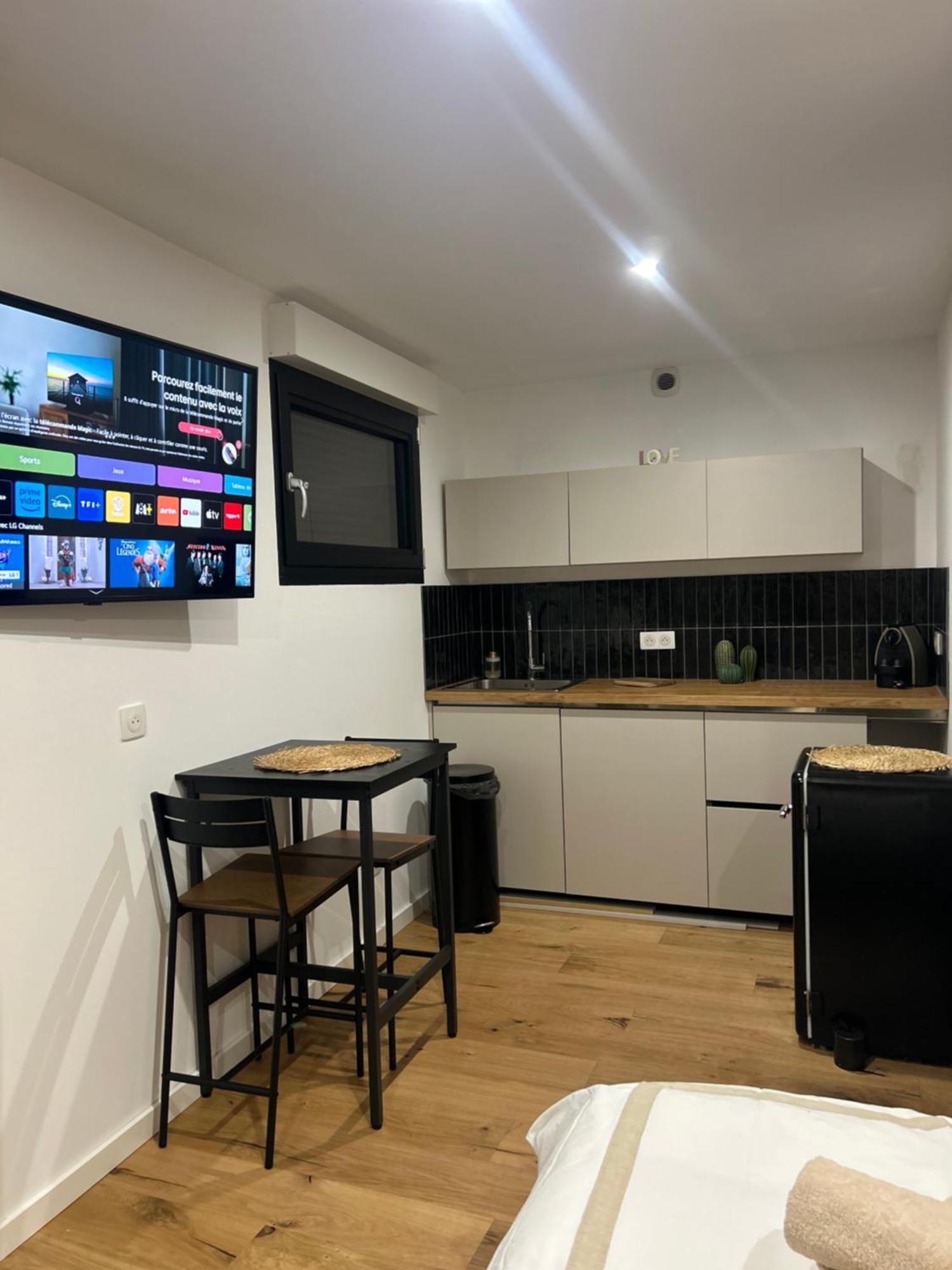 Studio Prestige Avec Terrasse Le Chene Dore Au Coeur Du Centre Touristique Cite Des Loisirs 200 M Du Galaxie,Face Au Snowworld Parking Gratuit Privatif Amneville Exterior photo